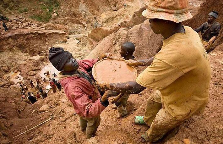 Добыча золота методом промывки в Конго